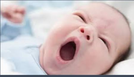 هل تعرف لماذا نتثاءب حين نرى شخصًا آخر يتثاءب؟ السر العلمي وراء "عدوى التثاؤب"